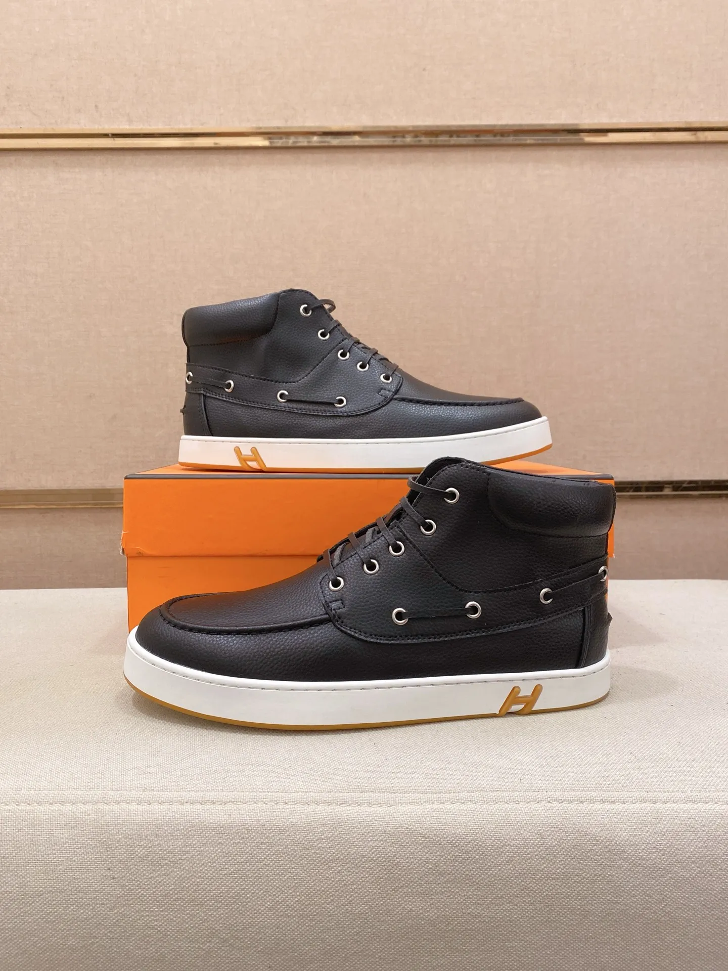 Ex-factory price: 480💰《HERMES》【Classic Original Version】Hermès; Top 🔝 Purchasing Agency 🔍🔍Men's latest high-tops 🇺🇸 available simultaneously at counters, imported from Italy original ▲▲cowhide ▲▲ (high-end, extravagance, class) times) Exquisite workmanship (Italian 🇮🇹Imported water-dyed 🐂cowhide lining) sole: Original sole provided by the original factory, ⚠️exclusive double-layer activity·TPR·rubber·combined molded outsole; super comfortable·wear-resistant·non-slip·environmental protection The real thing is more beautiful if you take the real thing (high quality, follow the order). You can enter and exit the counter at will * Number of yards: 38-44 (45 can be customized and cannot be returned or exchanged)